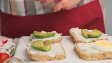 kadın hazırlama sandviç