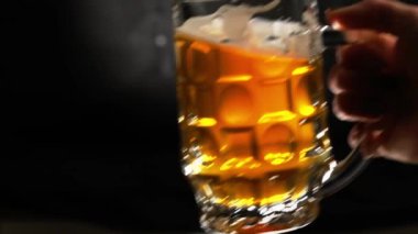 Bira bardağı koyu gri arkaplanda izole edildi