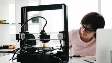 3D yazıcısı olan yetişkin bir kadın.