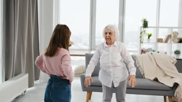 Grandmother and granddaughter exercising — Stock Video