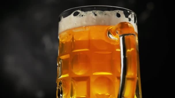 Tasse à bière isolée sur fond gris foncé — Video