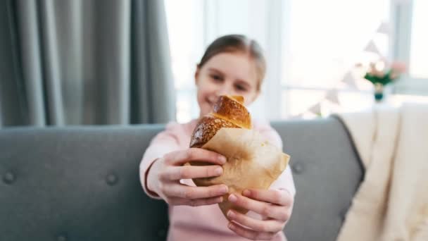 Kislány kezében croissant — Stock videók