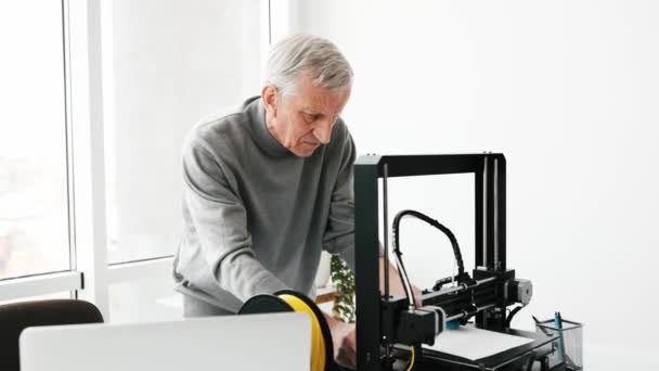 Homem adulto com impressora 3D — Vídeo de Stock