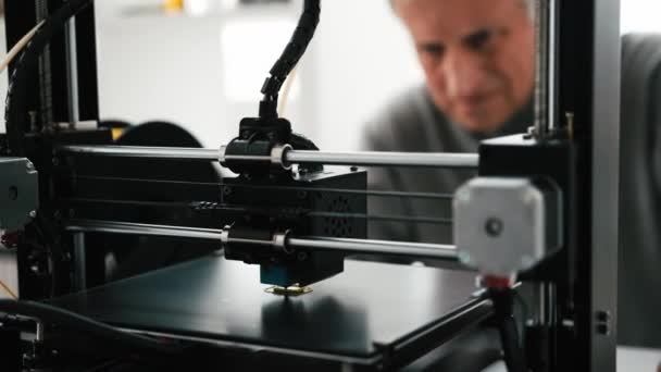 Bărbat adult cu imprimantă 3D — Videoclip de stoc