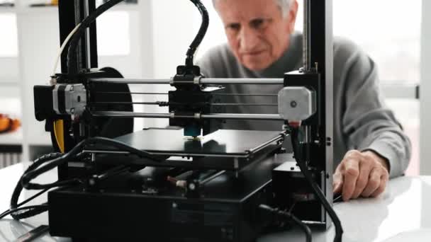 Hombre adulto con impresora 3D — Vídeos de Stock