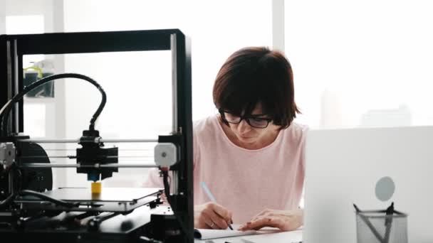 Mujer adulta con impresora 3D — Vídeo de stock