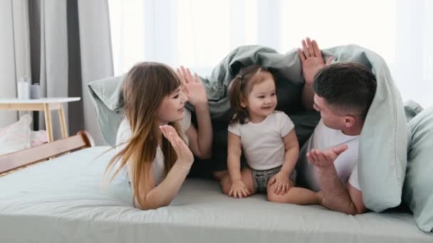 Schöner Familienmorgen — Stockvideo