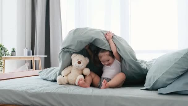 Anak dengan boneka beruang di tempat tidur — Stok Video