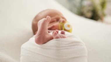 Yeni doğan bebeğin ayakları