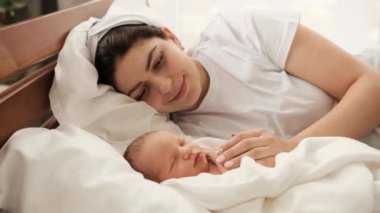 Anne ve yenidoğan bebek