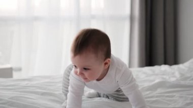 Küçük çocuk yatakta.