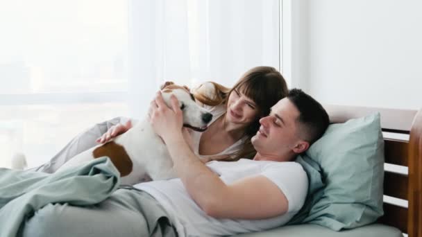 Casal com cão na cama — Vídeo de Stock