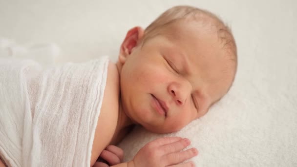 Retrato del recién nacido dormido — Vídeo de stock