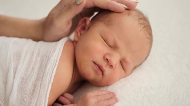 Nyfödda och moderhänder — Stockvideo