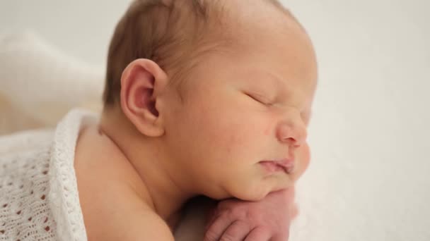 Porträtt av sovande nyfödda — Stockvideo