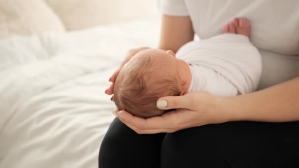 Ibu dan bayi yang baru lahir — Stok Video