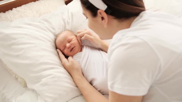 Mãe e bebê recém-nascido — Vídeo de Stock