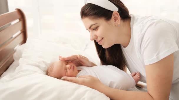 Мати і новонароджена дитина — стокове відео