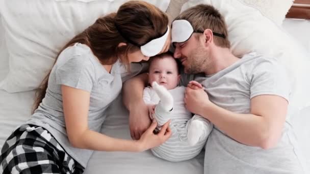 Famille avec enfant dans le lit — Video