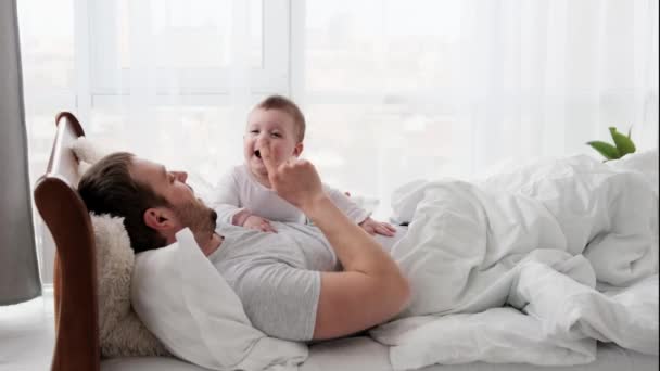 Otec čeká dítě v posteli — Stock video