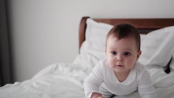 Малыш Тоддлер в постели — стоковое видео