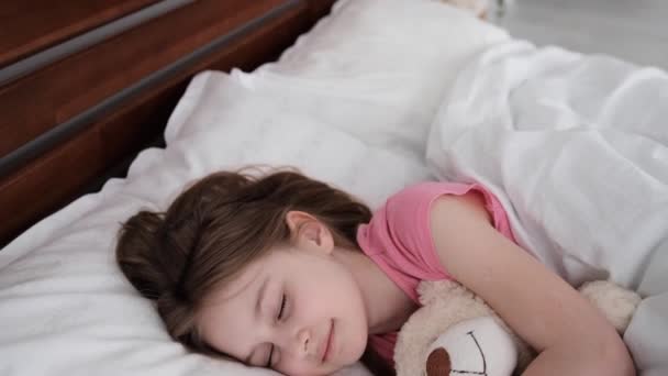 Dziecko z misiaczkiem w łóżku — Wideo stockowe