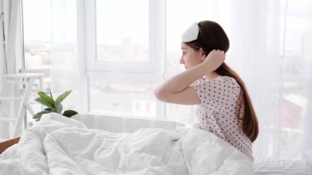 Gadis remaja di tempat tidur — Stok Video