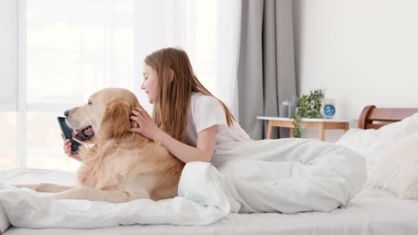 Menina com cão golden retriever e smartphone — Vídeo de Stock