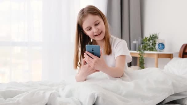 Kız ile smartphone — Stok video