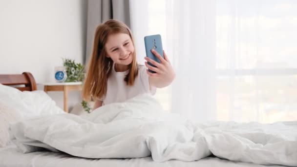 Gadis dengan smartphone — Stok Video
