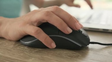 Bilgisayarda fare ile yazı yazan eller