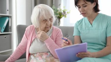 Kadın kıdemli ve hemşire