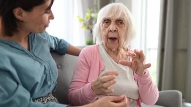 Büyük kadın ve kızı.