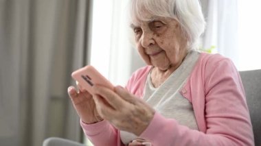 Kıdemli kadın ve akıllı telefon.