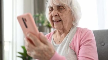 Kıdemli kadın ve akıllı telefon.