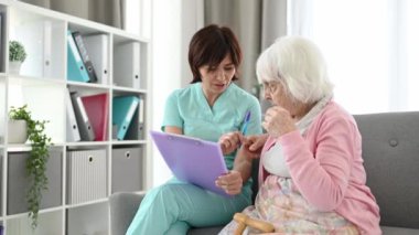 Kadın kıdemli ve hemşire