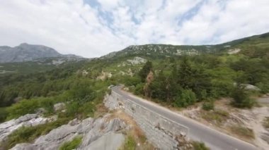 Karadağ 'da dağlarda yol