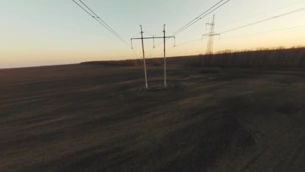 Líneas eléctricas en un campo — Vídeos de Stock