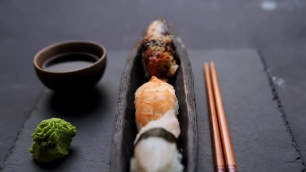 Traditionellt sushiset — Stockvideo