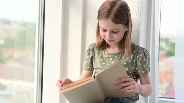 Preteen Mädchen lesen Buch — Stockvideo