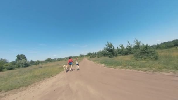 Семья с золотой собакой ретривер снаружи — стоковое видео