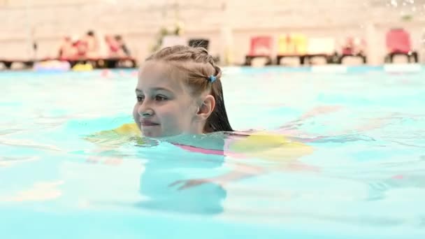 Menina pré-adolescente na piscina — Vídeo de Stock
