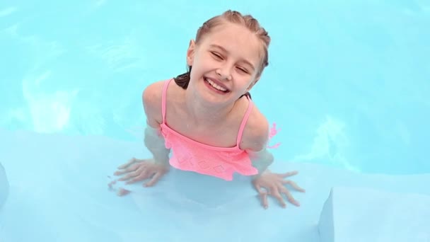 Preteen ragazza in piscina — Video Stock