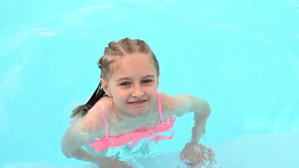 Peuter meisje in zwembad — Stockvideo