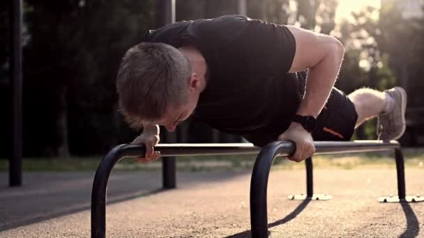 Adam dışarıda egzersiz — Stok video