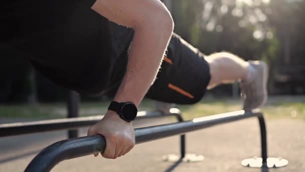 Man uit te oefenen buiten — Stockvideo