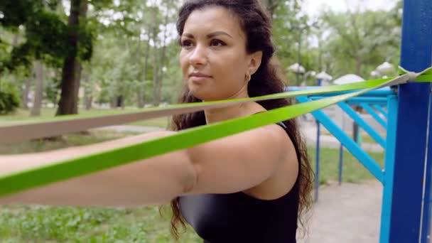 Красивая девушка тренируется снаружи — стоковое видео