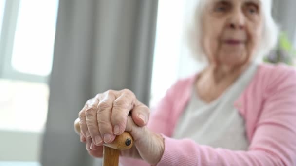 Mujer mayor y bastón — Vídeos de Stock