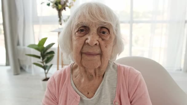 Donna anziana in casa — Video Stock