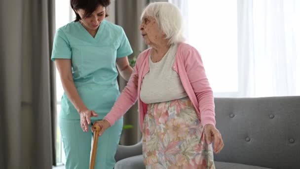 Äldre kvinna och sjuksköterska — Stockvideo